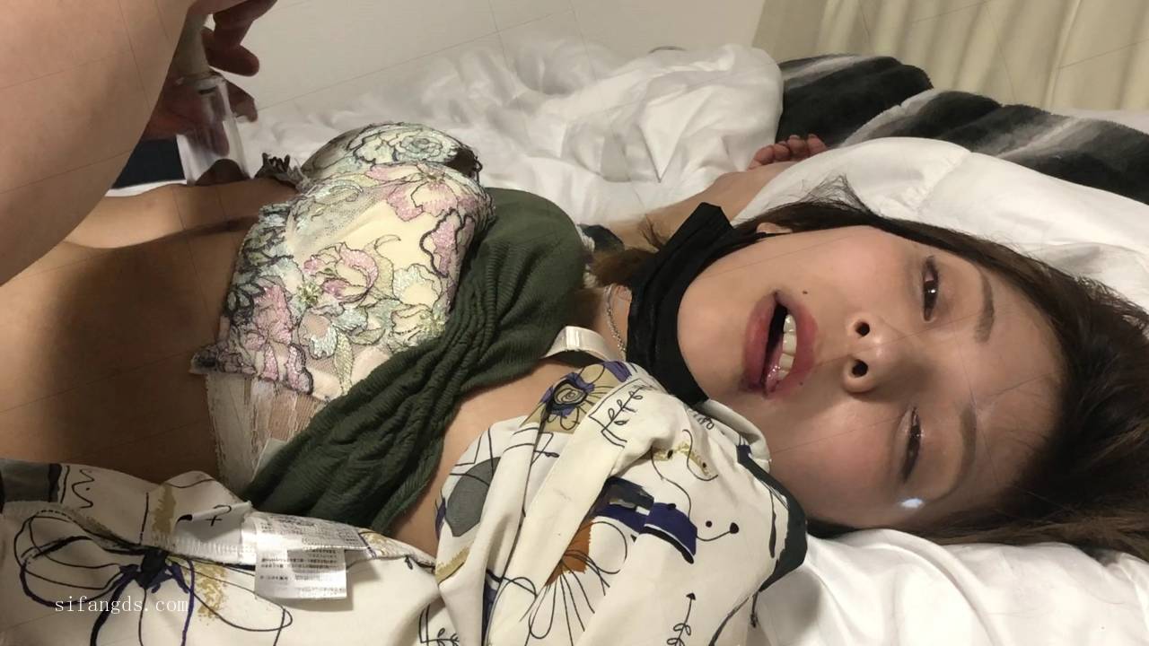 容貌精致的白领被跟踪狂迷药迷晕后入爆操