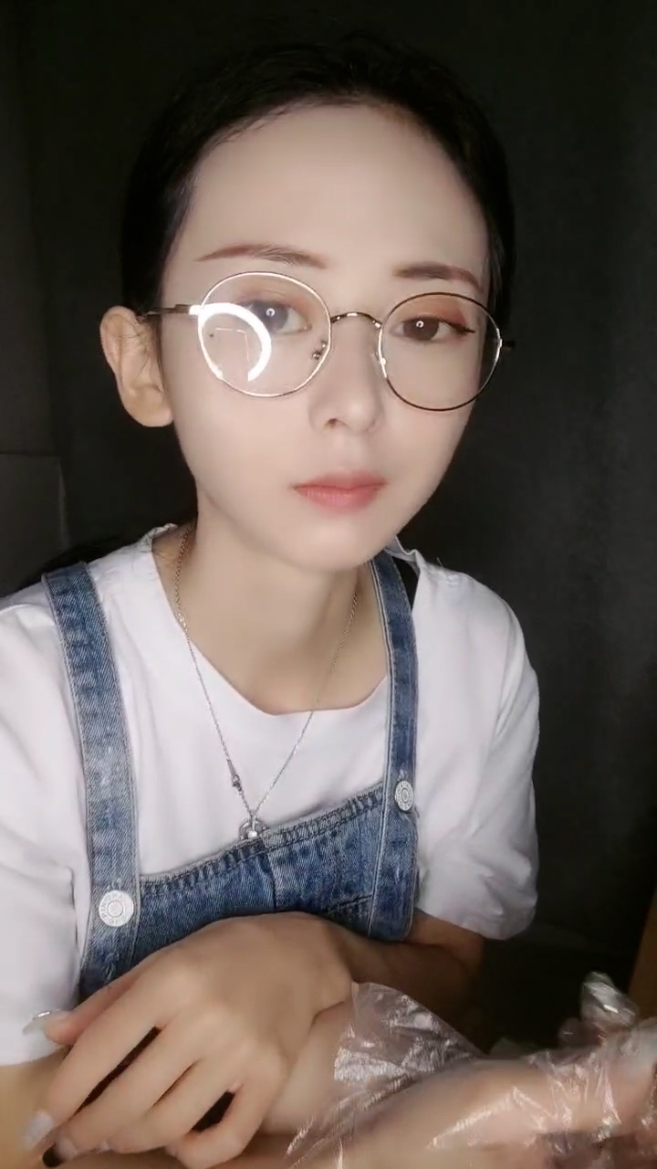 背带裤眼镜美女！苗条身材独自秀！浴室冲洗骚穴，白丝袜开腿自慰，跳蛋震动爽翻，表情很享受