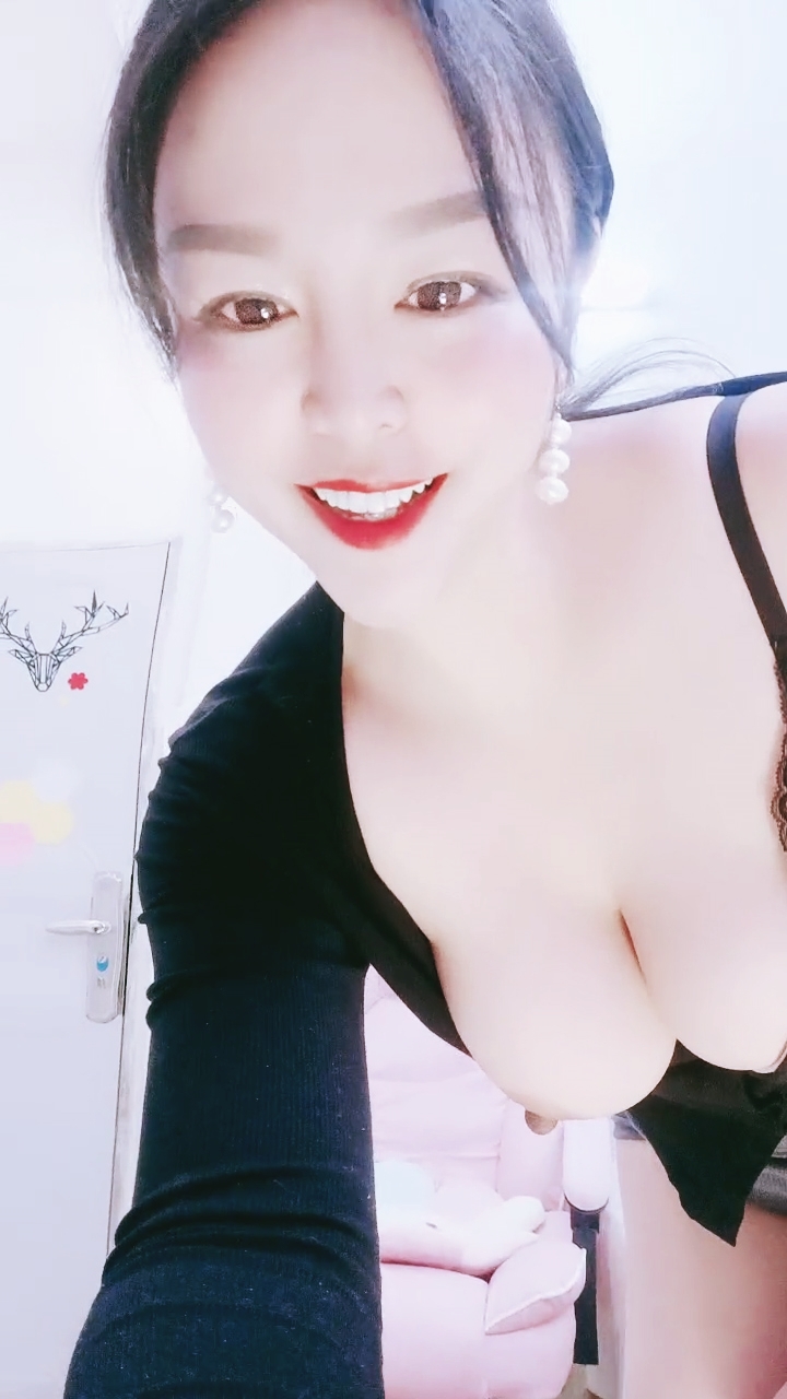 【禁漫直播】丰满熟女半老徐娘的黑丝大肥屁股,豪乳爱不释手,上来就深喉吃鸡卧室中超多姿势