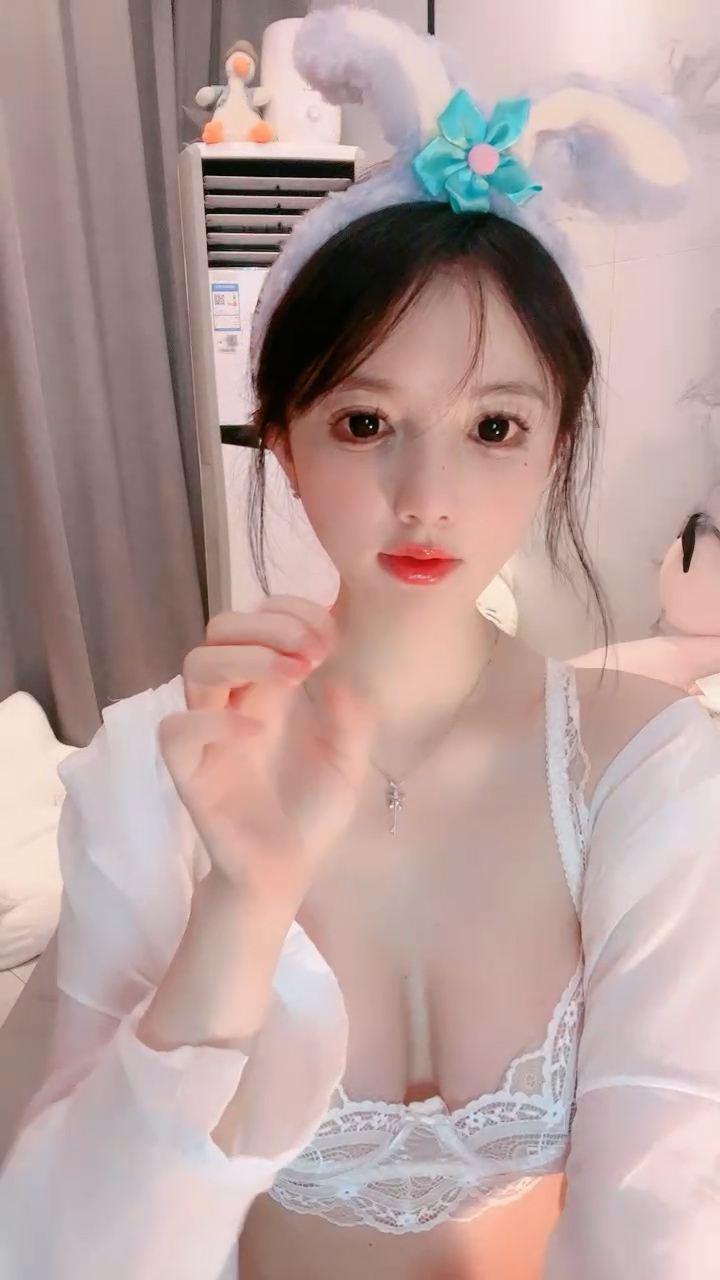 极品尤物网红女神！性感内衣白丝！爆乳超棒身材，脱下内裤肥唇骚穴，自摸揉搓阴蒂，低低呻吟娇喘
