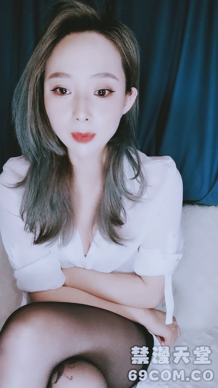 【禁漫直播】气质浓妆美御姐！衬衣黑丝激情操逼！无毛骚穴特写吃屌,骑乘位深插骚穴,张开双腿勐怼,搞舒服了