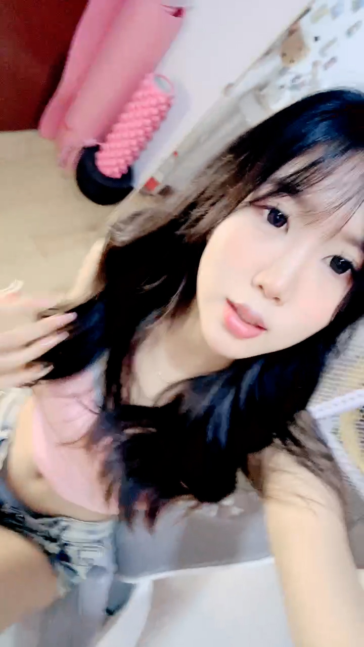 绿播区颜值美少女！七夕送礼物看逼！性感睡衣脱衣舞，脱光光掰穴特写，小尺度诱惑