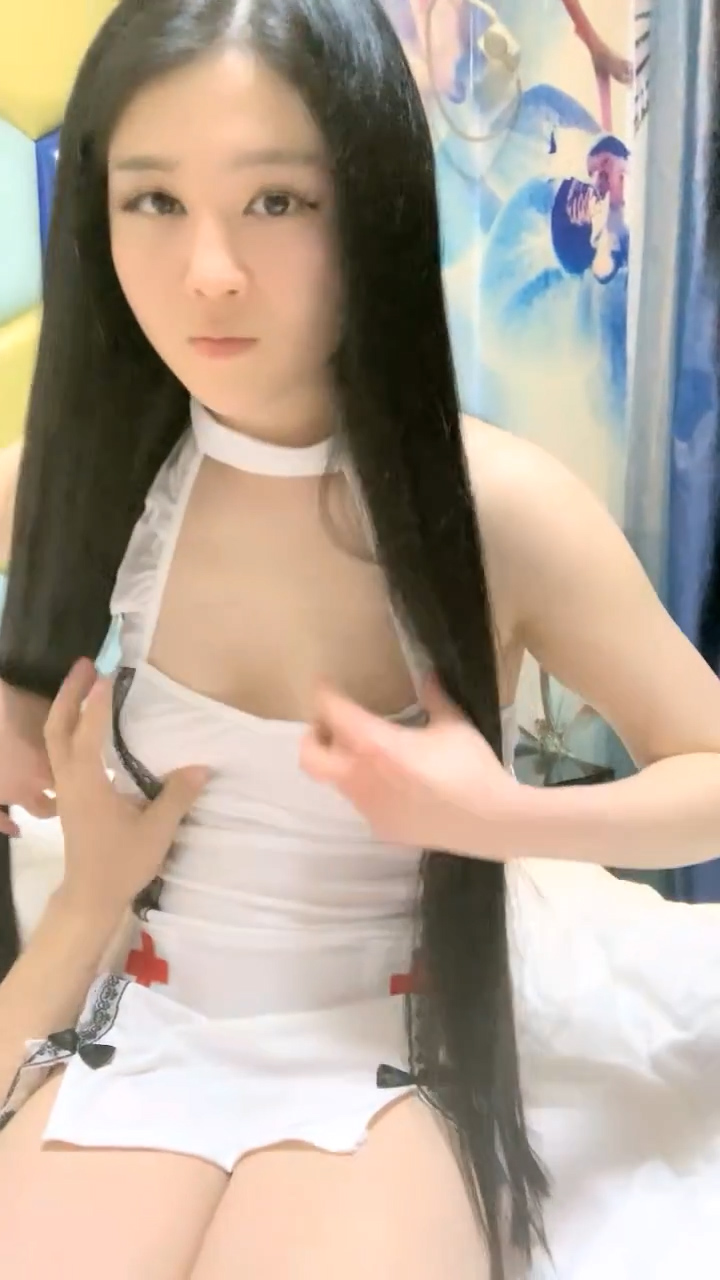 我的变态女友！护士情趣装小骚货！喜欢被舔逼，爽的按着脑袋，69姿势互舔，主动骑乘位猛坐