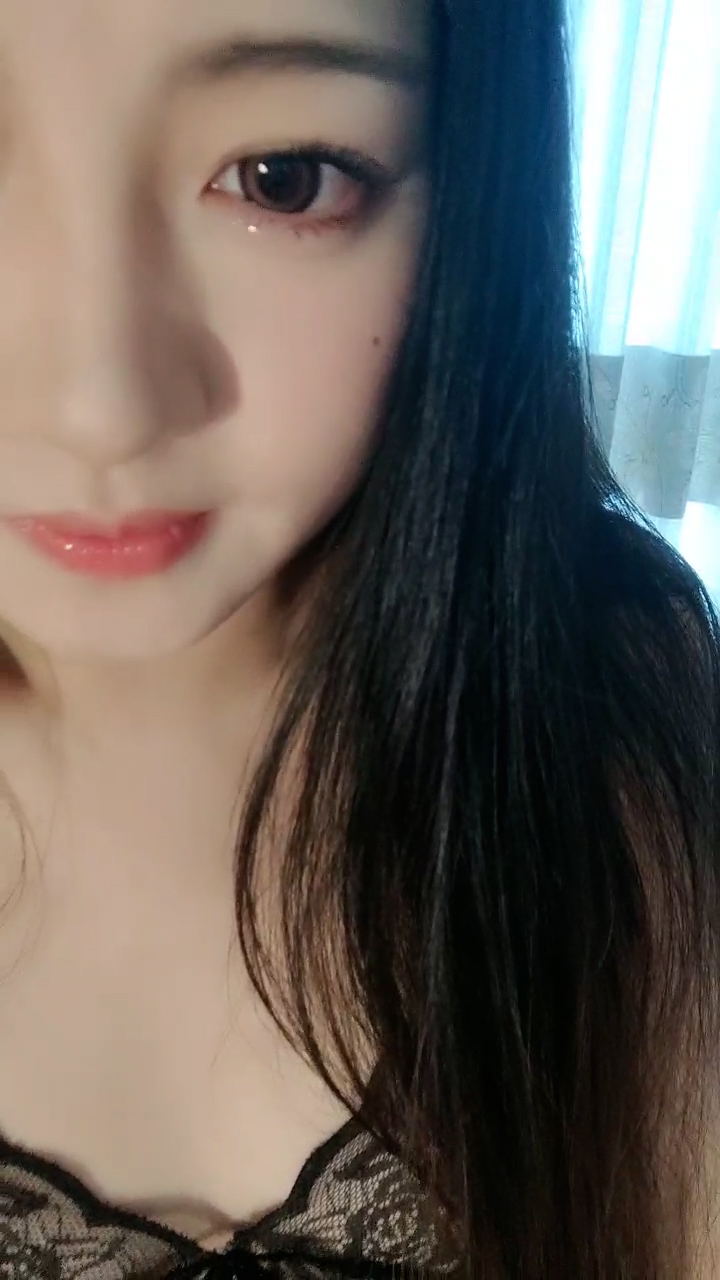 想要爸爸抱！大眼睛尤物美女！撩起睡衣掰穴，多毛嫩穴假屌抽插，猛捅低低呻吟，极度诱惑