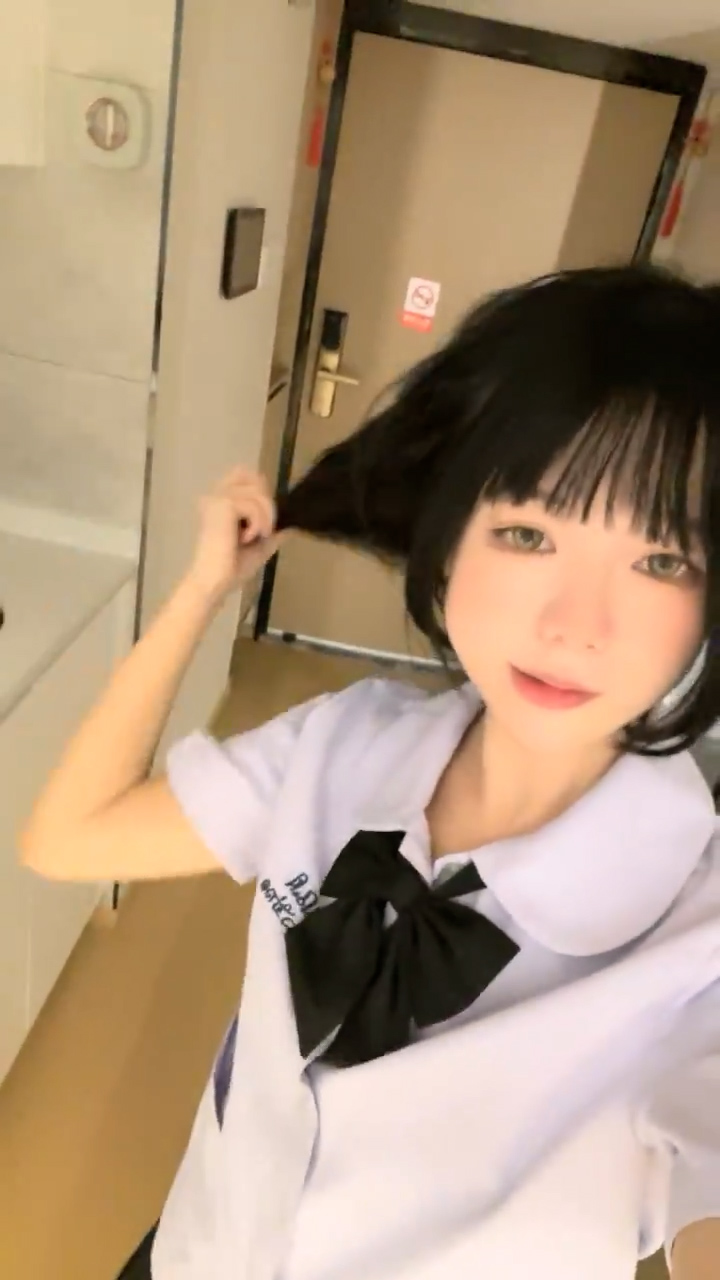 卡哇伊眼镜美少女！JK装撩起裙子！跪在沙发翘起屁股，小穴还塞着跳蛋，说话嗲嗲娇喘，手指插入扣弄