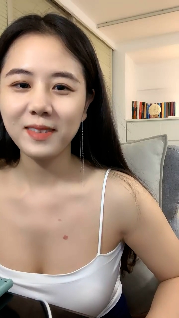 刚下海漂亮小姐姐！性感吊带大奶！放开尺度自慰，镜头前猛插肥穴，翘起屁股侧入，手指扣弄