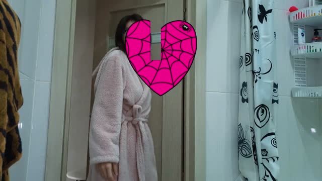 继妹在浴室自慰被抓她的提议令我大吃一惊