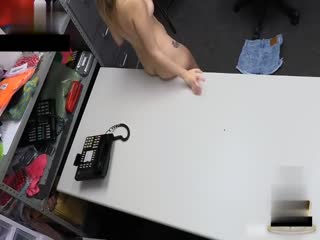 欧美绝品小萝莉因偷东西被拘留 遭警察叔叔按在审讯室里狂操粉穴
