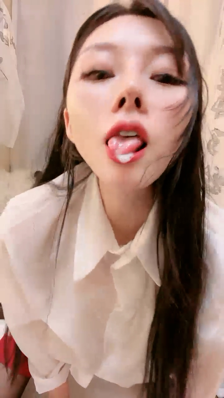 极品淫骚颜值美女！新人刚下海！收费房激情诱惑，衬衣包臀裙OL风，性感脱衣舞，表情一脸淫荡