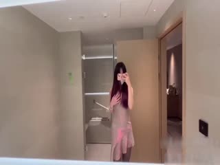 【淫荡大冒险】激情对白，逼里塞着玩具强制性要求外卖小哥拿出，忽悠勾引外卖小哥榨精口交做爱！