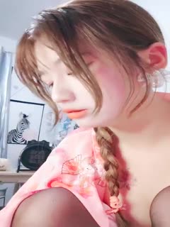 颜值很高的清纯萝莉，黑丝情趣露脸马尾辫激情大秀，陪狼友撩骚互动听指挥，道具抽插骚b搞的骚b淫水泛滥