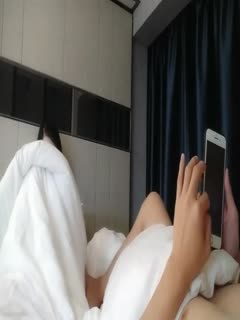 颜值不错的人妻少妇，给她穿上黑丝抠她骚b，享受少妇的口活好棒，主动上位玩她骚奶子干她两炮