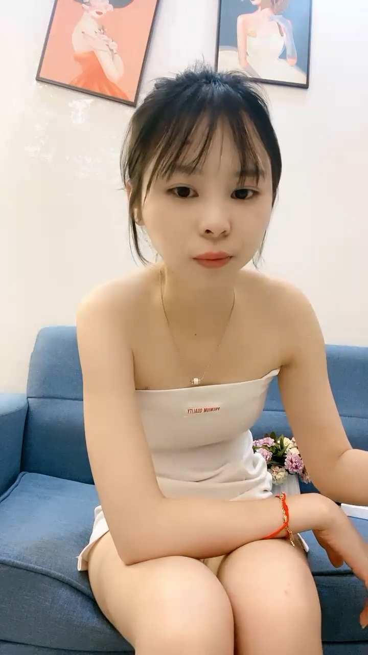 9分颜值极品美女！细腰美腿尤物！帅哥炮友酒店操逼，69互舔吃大屌，抱起来狂插，抱着美臀上下抽动